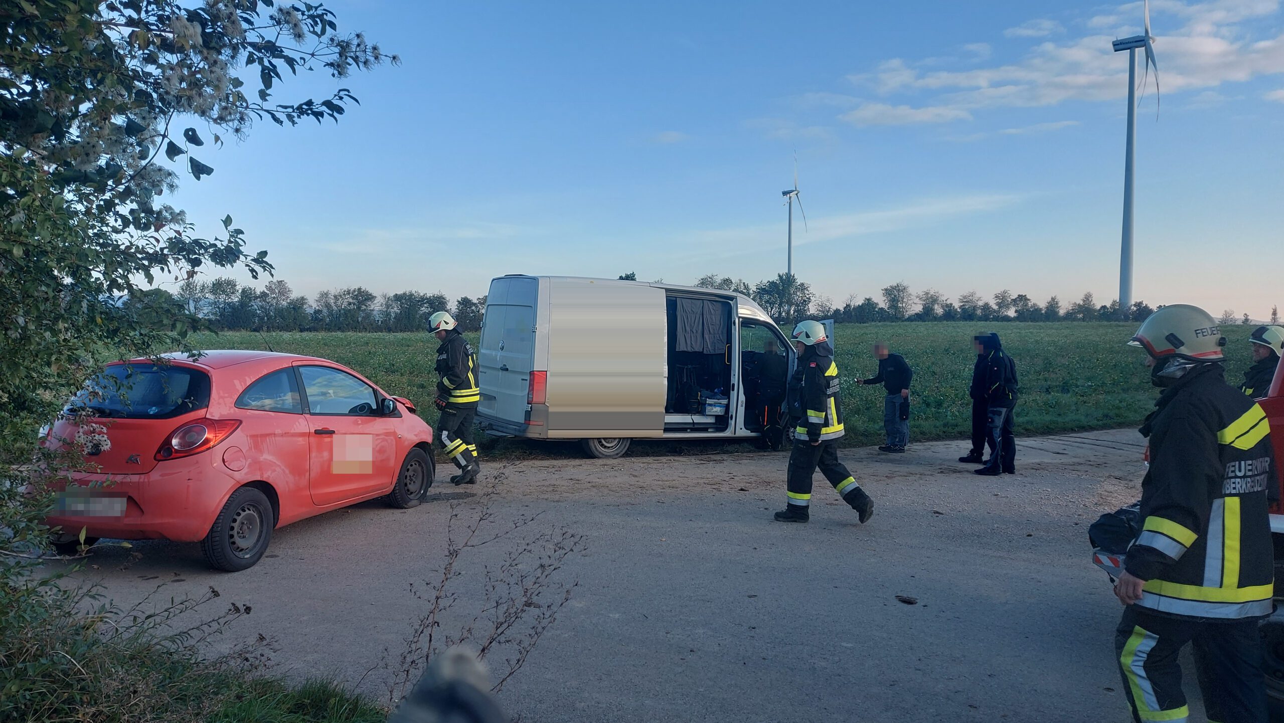 T1 Einsatz – Autounfall und Baum auf Feldweg